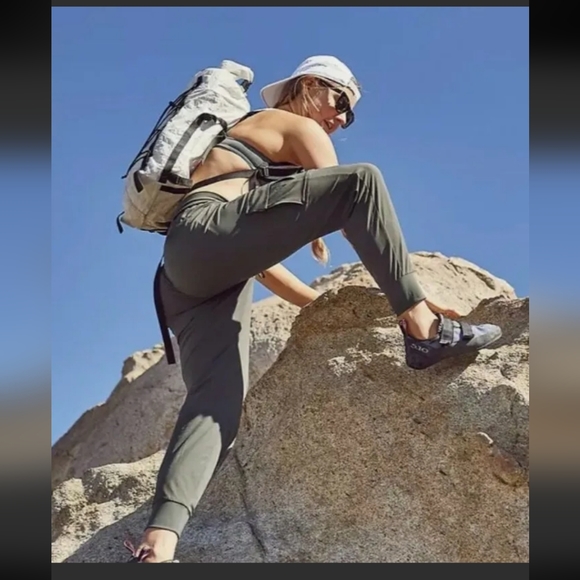 Athleta NWT Sutton Jogger in Arbor Olive $89 6 cargo pockets discontinued - Picture 4 of 14